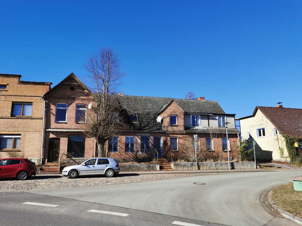 Immobilie in Gielow - Sanierungsbedürftiges 8-Zimmer Haus in Gielow - Bild 0