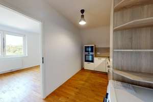 Charmante Altbau-Dachgeschosswohnung mit Stuck und Eichenparkett im Rheingauviertel