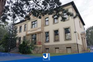 Stilvolles Ensemble aus Schule & Mehrfamilienhaus auf einem großzügigen 4.800 m² Areal.