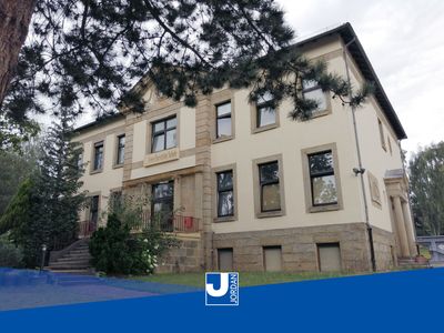 Stilvolles Ensemble aus Schule & Mehrfamilienhaus auf einem großzügigen 4.800 m² Areal.