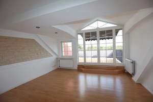 Traumhaft schöne, renovierte 3,5 Zimmer-Wohnung mit großer Dachterrasse (bezugs- und provisionsfrei)