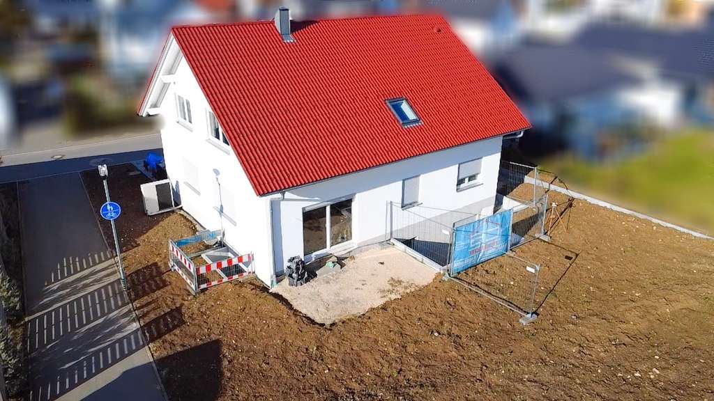 Immobilie in Mehrstetten - Neuwertiges 3-Familienhaus in Mehrstetten – modernes Wohnen auf der Schwäbischen Alb - Bild 1