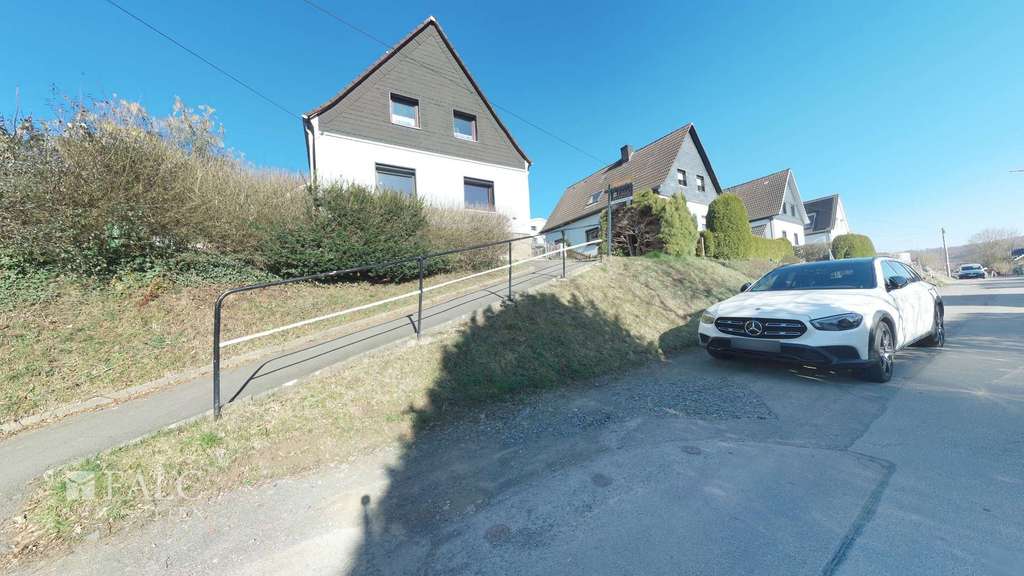 Immobilie in Wiehl - Eigenheim mit zusätzlicher Mieteinnahme – solides Zweifamilienhaus im Grünen - Bild 1
