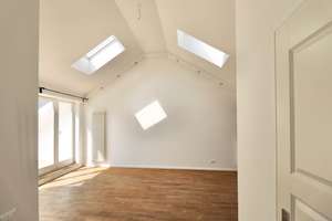 LICHTDURCHFLUTETE DACHGESCHOSSWOHNUNG MIT SONNIGER TERRASSE -  OFFENE WOHNLOUNGE -  ZENTRAL & RUHIG – Koppenstraße 25 tp, 10243 Friedrichshain, Berlin – Vorschaubild 4