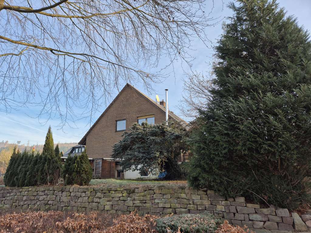 Immobilie in Bodenfelde - * Bodenfelde * Doppelhaushälfte mit einer Garage * Wfl. ca. 174 m² *Grundstück 514 m² * - Bild 1