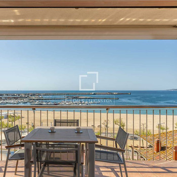 Wohnung mit beeindruckendem Meerblick zum Verkauf in erster Meereslinie in Palamós, Costa Brava