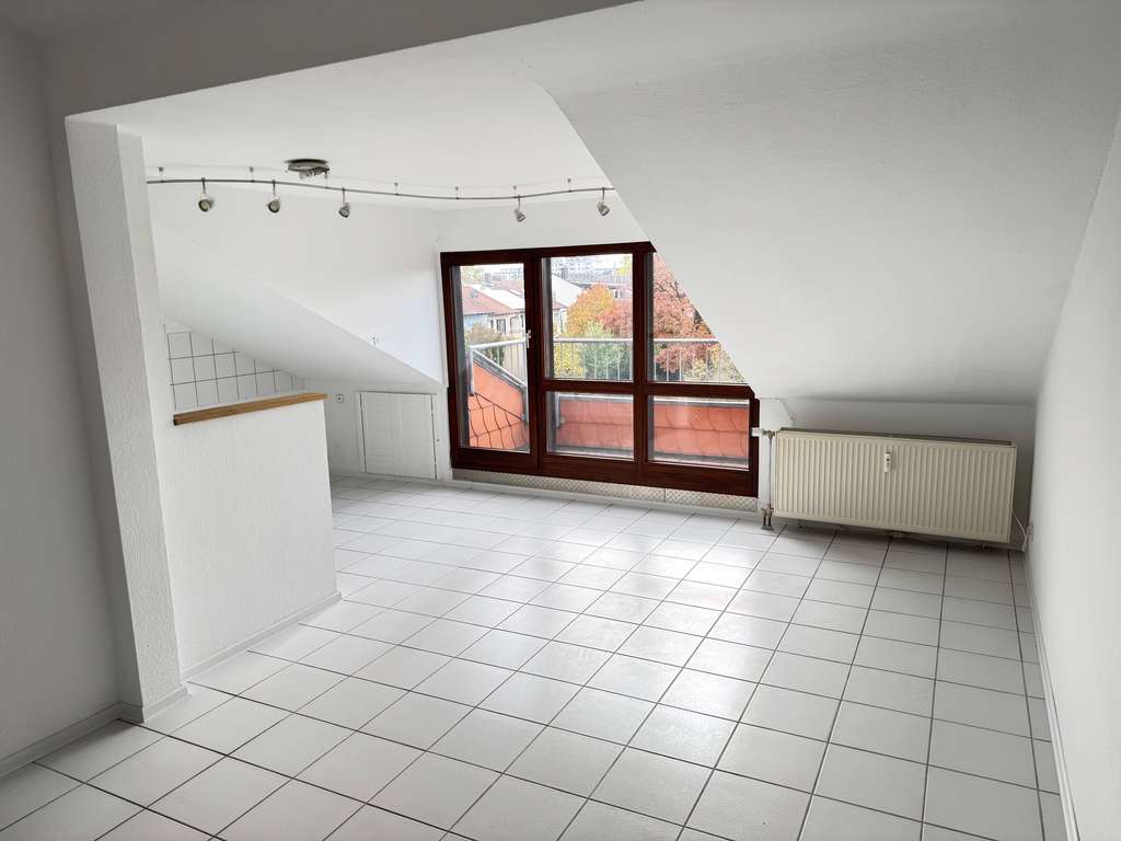Immobilie in Oftersheim - Helle 2-Zimmer-Dachgeschosswohnung mit Loggia und Parkblick - Bild 1