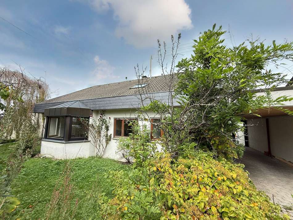 Ansicht SO mit überdachtem PkW