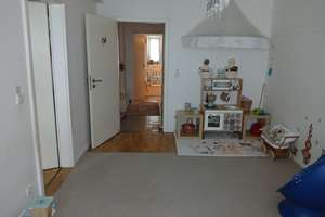 Zwei Zimmer, KDB, Balkon, 1.OG, 56qm, Parkettboden,EBK möglich, in gesichter Lage
