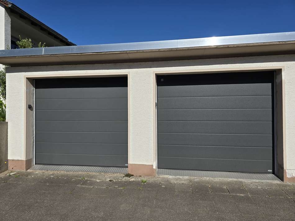 Garage (links) mit elektr....