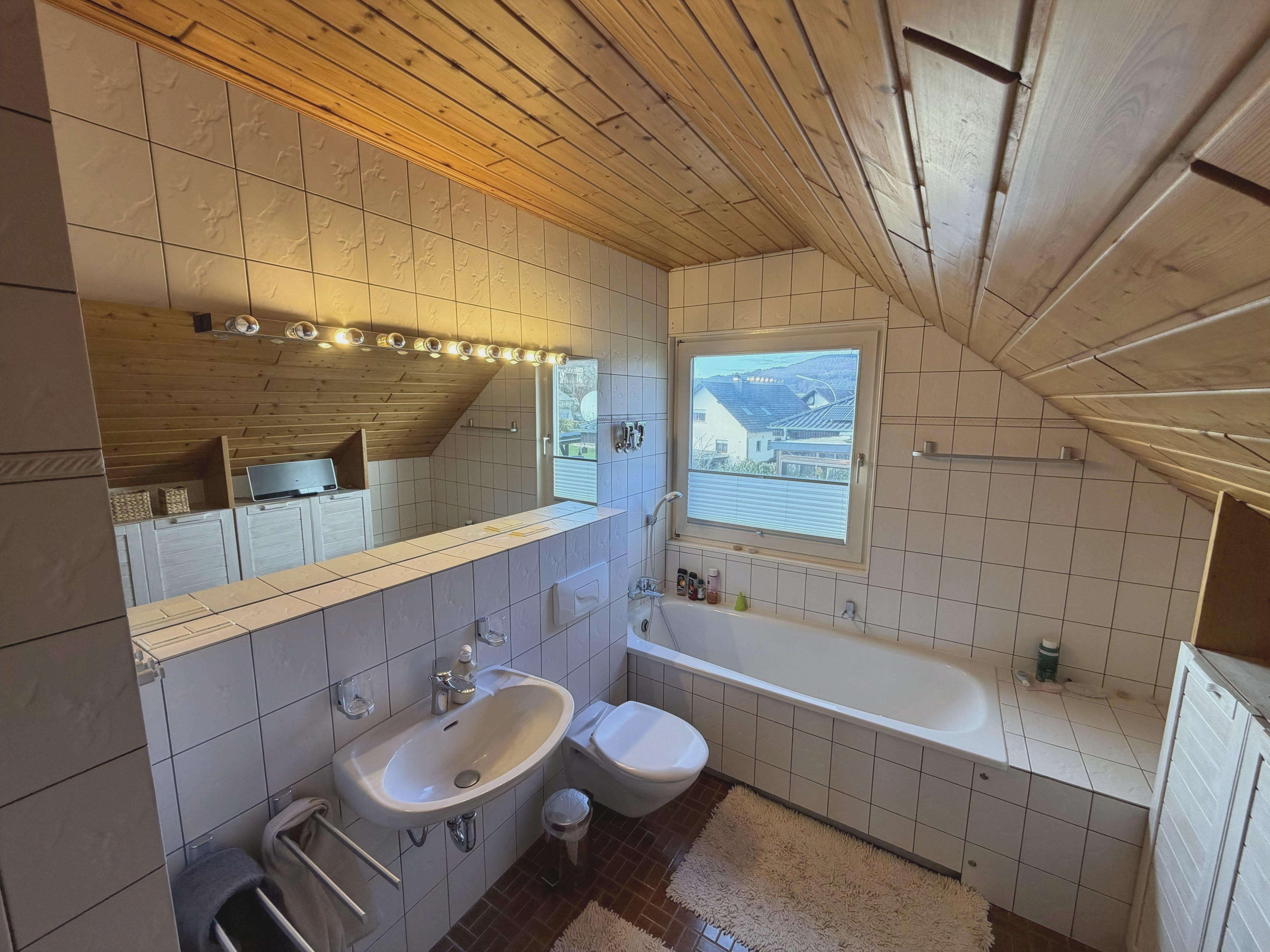 Immobilie in Brachttal - Stilvolles Zuhause - Einfamilienhaus mit Sonnenterasse, großem Garten & Sauna - Bild 2