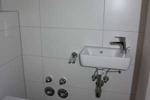 1. OG frei ab 1.6. - Gäste-WC /  moderne Bodenbeläge / Wanne + Dusche u.v.m. – Sonnenstraße 79, 9130 Sonnenberg, Chemnitz – Vorschaubild 8