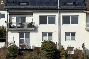 Weitblick trifft Wellness – Umfassend modernisierte Doppelhaushälfte in Siegen (Alte Dreisbach)