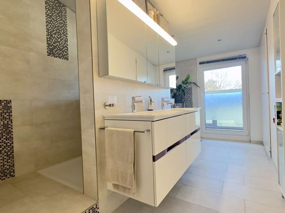 Badezimmer mit Dusche