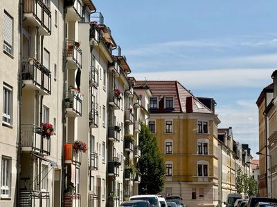 Besonderes Wohngefühl auf zwei Ebenen mit 4 Zimmern – Maisonette mit Galerie, Balkon & Tiefgarage