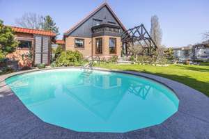 Familienhaus mit Pool, Balkon und grüner Garten-Oase – Garage, Sauna, Terrasse, perfekt für Familien