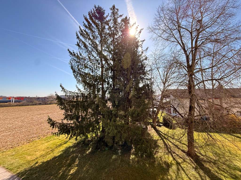 Immobilie in Gilching - Charmante 3-Zimmer-Wohnung mit Südost-Balkon, TG-Stellplatz und viel Potenzial  - Bild 0