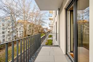 Elegantes Wohnen: 2-Zimmer-Wohnung mit moderner Einbauküche und Balkon – Friedenauer Höhe 11A, 12159 Friedenau, Berlin – Vorschaubild 1