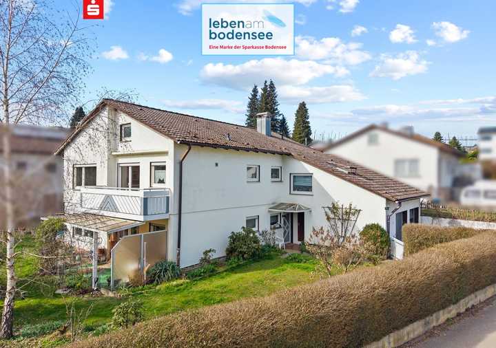 Einfamilienhaus mit Einliegerwohnung, Balkon, Garten und 2 Garagen auf großem Grundstück