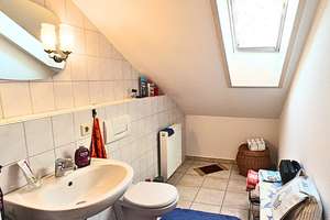 Viel Platz für die ganze Familie: Großes Einfamilienhaus  mit Garten und 3 Garagen – Die vollständige Adresse der Immobilie erhältst du vom Anbieter., 89584 Ehingen (Donau) – Vorschaubild 32