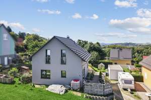 ++Sebnitz: Traumhaftes EFH (2020) mit 4 Zi., Terrasse, Garage & wildromantischem 634 m2 Grundstück++ – Die vollständige Adresse der Immobilie erhältst du vom Anbieter., 1855 Sebnitz – Vorschaubild 6