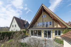Freistehendes Einfamilienhaus mit großzügiger Terrasse, Loggia und hoher Privatsphäre in bester Lage – Die vollständige Adresse der Immobilie erhältst du vom Anbieter., 97990 Weikersheim – Vorschaubild 2