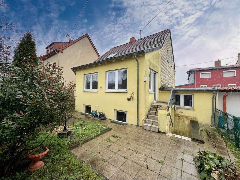 Immobilie in Schiffweiler - Freistehendes, modernisiertes Einfamilienhaus mit Garage und Garten  - Bild 1