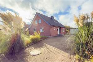 Einziehen und wohlfühlen – gepflegtes Einfamilienhaus in beliebter Lage von Lüdingworth – Die vollständige Adresse der Immobilie erhältst du vom Anbieter., 27478 Cuxhaven – Vorschaubild 1