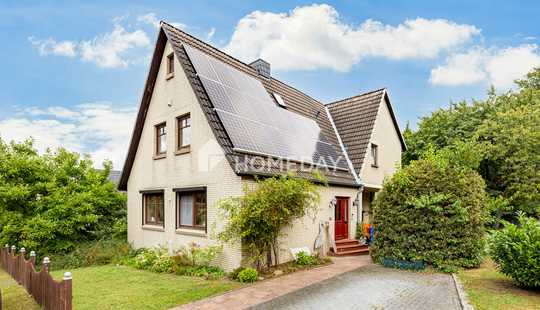 Bild von Einfamilienhaus mit Loggia, Terrasse und großem Garten
