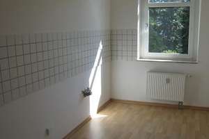 Große 2-Zimmer mit Laminat, Wannenbad, Stellplatz und Balkon in ruhiger Lage! EBK mgl. – Glösaer Straße 19, 9131 Ebersdorf, Chemnitz – Vorschaubild 12