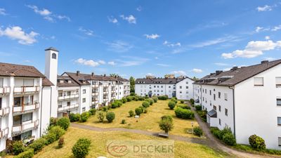 Licht. Raum. Südbalkon. 2 Zimmer DG Wohnung mit Einbauküche ++Decker Immobilien++