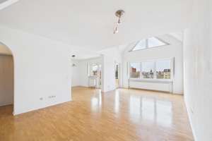 Lichtdurchflutete Maisonettewohnung mit Balkon, Galerie & Studio