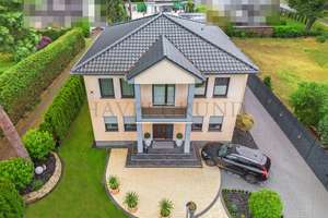 Exklusive Villa mit Einliegerwohnung, Pool und traumhaftem Gartenparadies! – Die vollständige Adresse der Immobilie erhältst du vom Anbieter., 14612 Falkensee – Vorschaubild 2