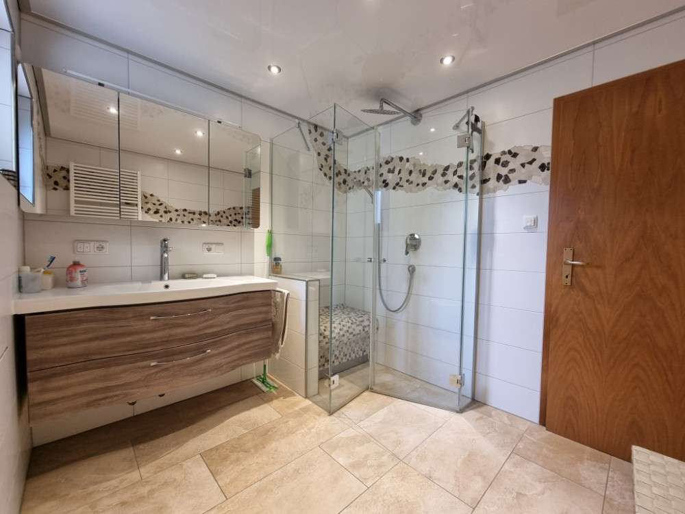 Immobilie in Litzendorf - Liebevoll modernisiertes Wohnhaus 
mit großzügiger Architektur und Panoramablick  - Bild 2