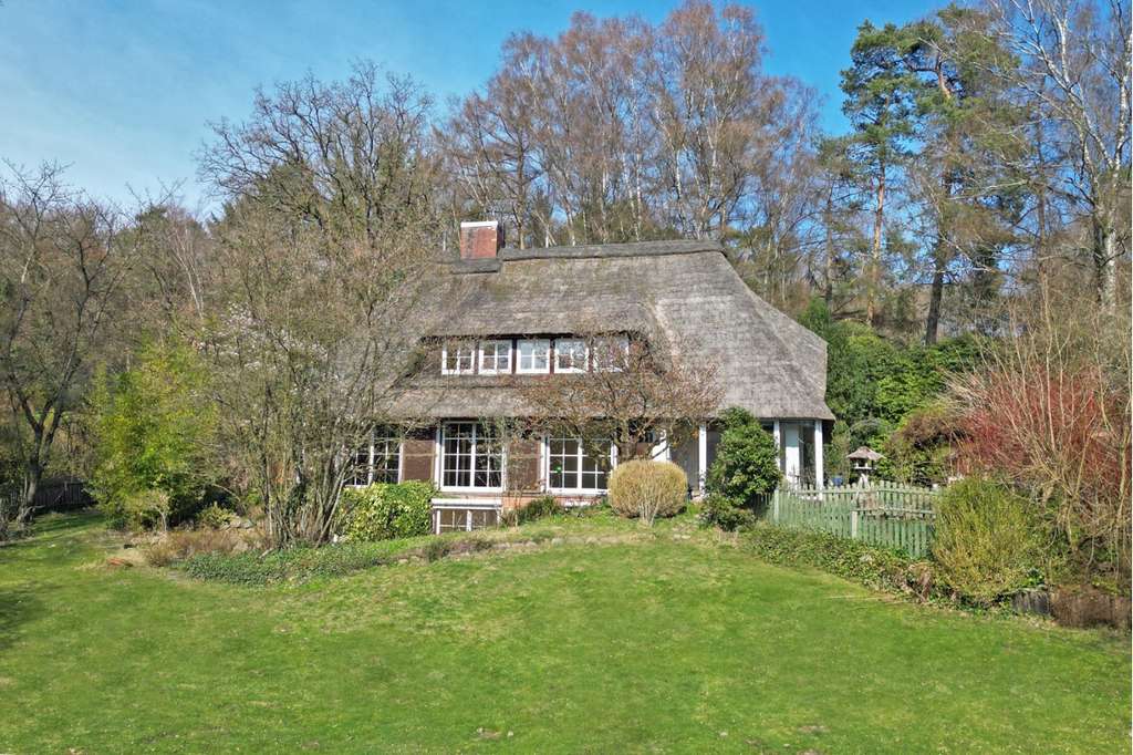 Immobilie in Bendestorf - Repräsentatives Familienhaus unter Reet auf großem, schönen Grundstück - Bild 0