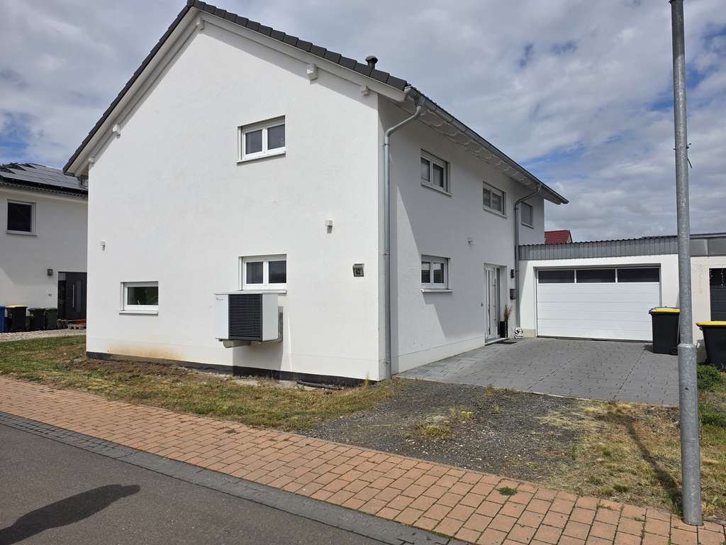 Immobilie in Flörsheim-Dalsheim - Modernes, energieeffizientes Familienhaus mit Kamin, Wärmepumpe und PV in Flörsheim-Dalsheim - Bild 2