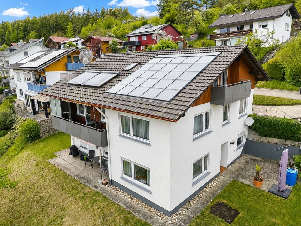 Immobilie in Dornhan - Viel Raum für Ihre Wohnträume – großzügiges Einfamilienhaus mit Weitblick, Gartenidylle und Potenzia - Bild 0
