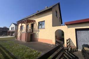 Renovierungsbed 2 Fam. Haus, 8 Zi. Doppelgarage m. Anbau Wfl. 148,20 m² Grund 2.536 m² – Rosenweg 9, 92521 Schwarzenfeld – Vorschaubild 2