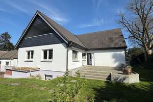 Saniertes Haus mit Einliegerwohnung – Die vollständige Adresse der Immobilie erhältst du vom Anbieter., 22949 Ammersbek – Vorschaubild 1