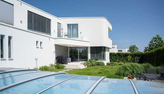 Bild von Traumhafte, exklusive Familienvilla mit Pool in bester Riedberg-Lage (Westflügel)