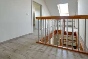 Zum 01.12.! Wohnen wie im Haus! Mit Tageslichtbad, Balkon und Stellplatz | Luft-Wärme-Pumpe – 4838 Zschepplin – Vorschaubild 10