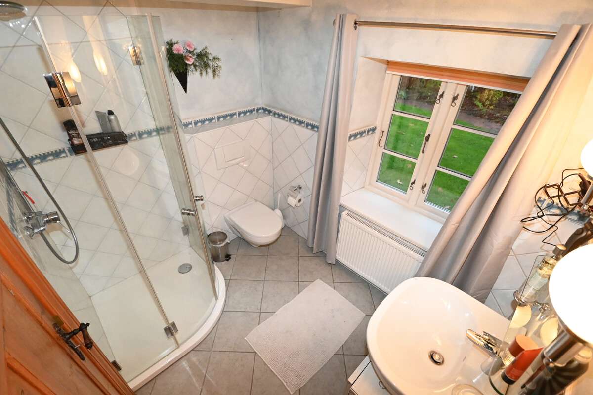 Immobilie in Risum-Lindholm - Reetdachkate mit historischem Flair & Gartenidylle vereint - Bild 2