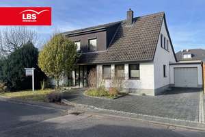 Außergewöhnliches ZFH mit Garage und idyllischem Garten in ruhiger Lage