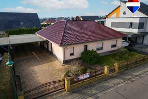 Wohnglück auf einer Ebene – Winkelbungalow mit Südterrasse und Kamin – Die vollständige Adresse der Immobilie erhältst du vom Anbieter., 39218 Schönebeck (Elbe) – Vorschaubild 1