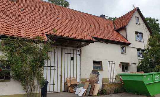 Bauernhaus mit Scheune und Garagen zu verkaufen