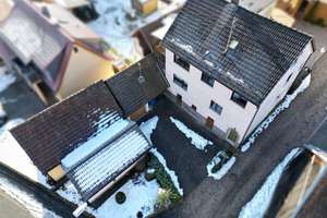 Großzügiges Zweifamilienhaus: zwei Wohneinheiten, zwei Garagen, Balkon und Nebengebäude im Spessart  – Die vollständige Adresse der Immobilie erhältst du vom Anbieter., 97816 Lohr am Main – Vorschaubild 2