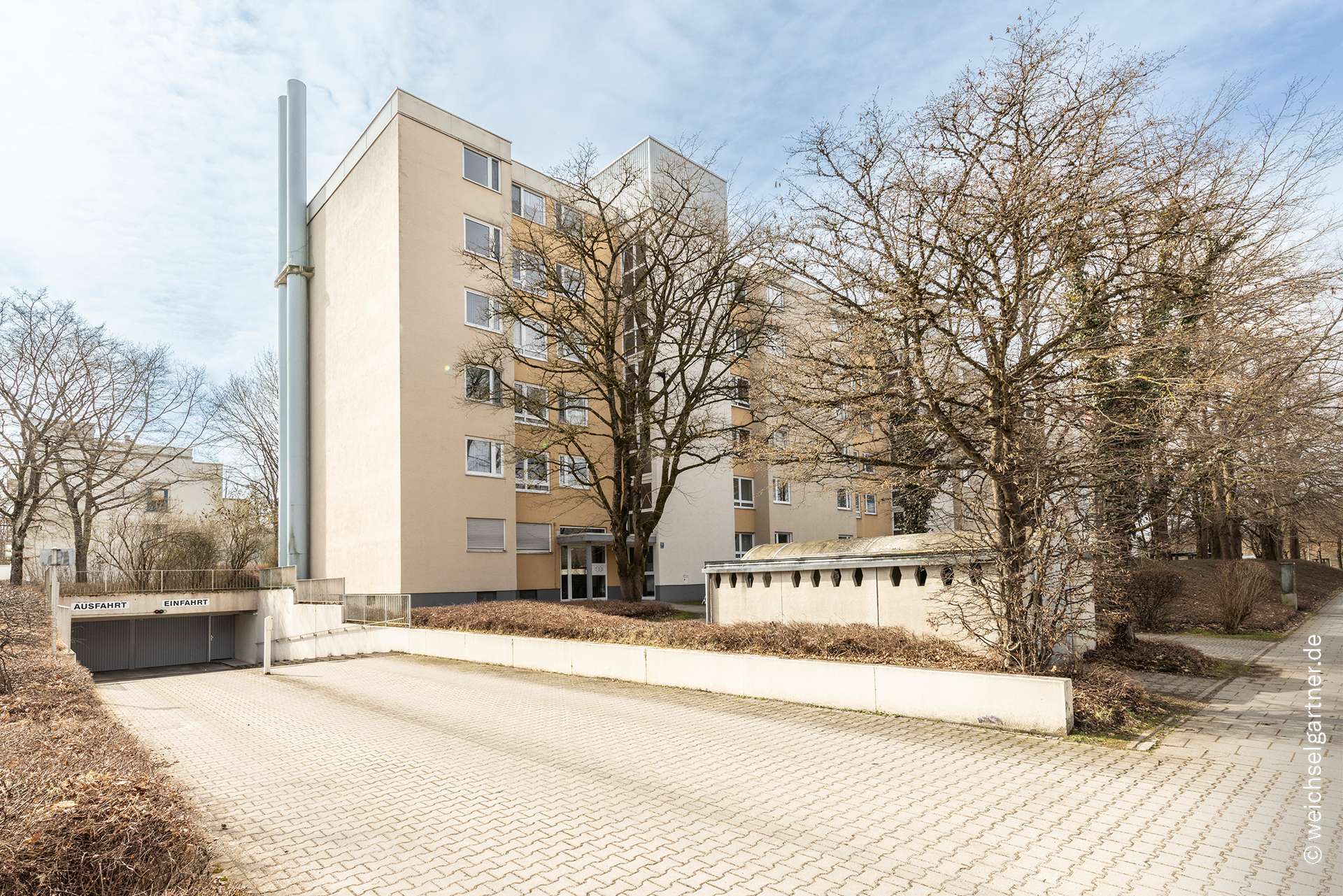Direkt am Truderinger-Wald: Sanierungsbedürftige Eigentumswohnung mit Süd-Loggia und TG-Stellplatz, München Kreis – Bild 3