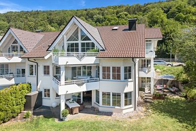 Das Besondere leben: Stilvolle und modernisierte Wohnung mit Gartenanteil und Garage in Bestlage