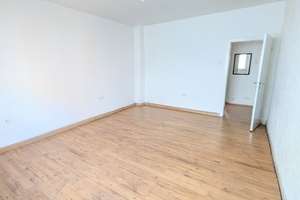 Helle 2-Zi-Whg + Balkon, 1. Stock. Ideal für Renovierer.