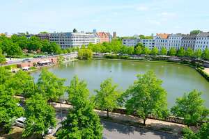 PLATZLAGE & SEEBLICK + EINZIGARTIG IN MITTE + BALKON + LIFT + GARTEN + EBK + TIEFGARAGE